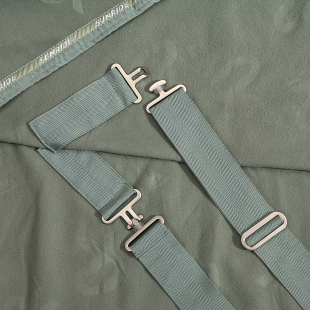 detailed view of belly straps adjustment of olive cooler rug with removable belly straps wellington line by sunride