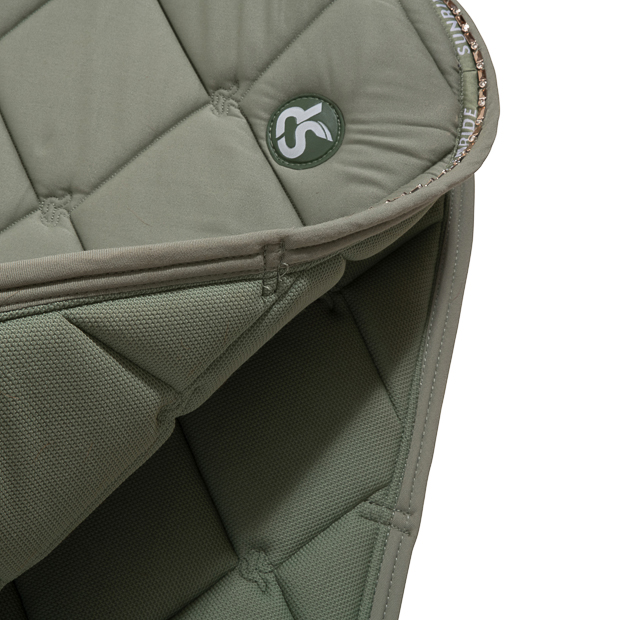 olive dressurschabracke wellington mit strasssteinen und polsterung weiche innenseite der dressurschabracke wellington olive umrandet mit strasssteinen sowie fellpolsterung am widerrist von sunride