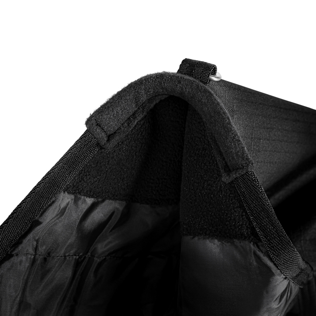 padded withers cover of dublin black reflecting rain rug 50 grams filling detailed view on padded withers cover on black rain rug dublin with 50 grams filling and reflecting elements by sunride