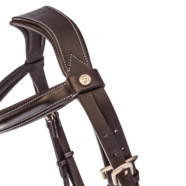 detailed view on brown band and stitching of brown mexican bridle acapulco with golden mounting including matching reins by sunride