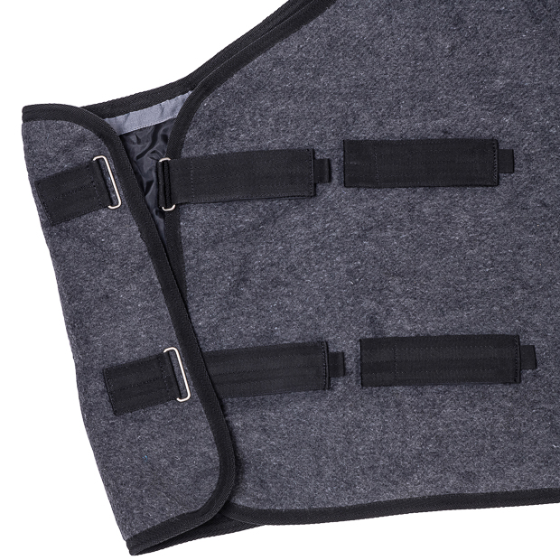 flexible front closures of heating rug st. moritz grey detailled view of adjustable front closures of heating rug st. moritz from grey wool