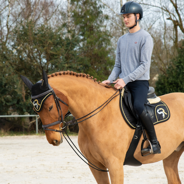 schlaufzuegel aus braunem leder mit verbindungsstueck von sunride am pferd mit beim reiten