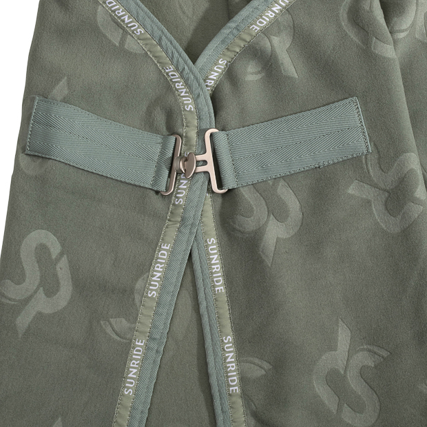 front closure of wellington cooler rug with removable belly straps olive detailed view of front closure of olive cooler rug with removable belly straps wellington line by sunride
