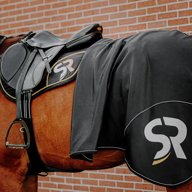 black set of saddlepad and boston cooler rug made of softshell and fleece with reflecting sr logo by sunride on a horse