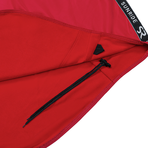 red boston cooler rug made of softshell and fleece with detailed view on tail cord by sunride