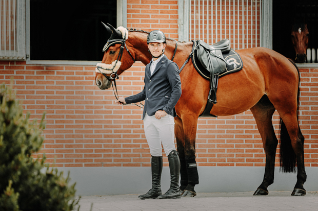exklusive set schwarz gold am pferd mit reiter exklusive set schwarz mit gold bestehend aus der schabracke, dem ohrnetz sowie der abschwitzdecke von sunride am pferd mit reiter