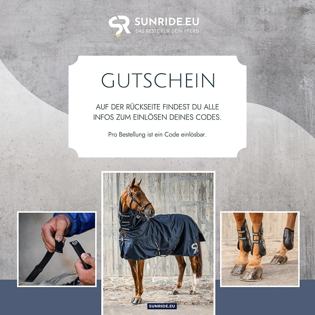 Gutschein Ein Gutschein von SUNRIDE mit dem Hinweis auf die Einlöseinformationen auf der Rückseite darunter Bilder eines Pferdes mit Decke sowie Nahaufnahmen von Beinschutz und Zügeln