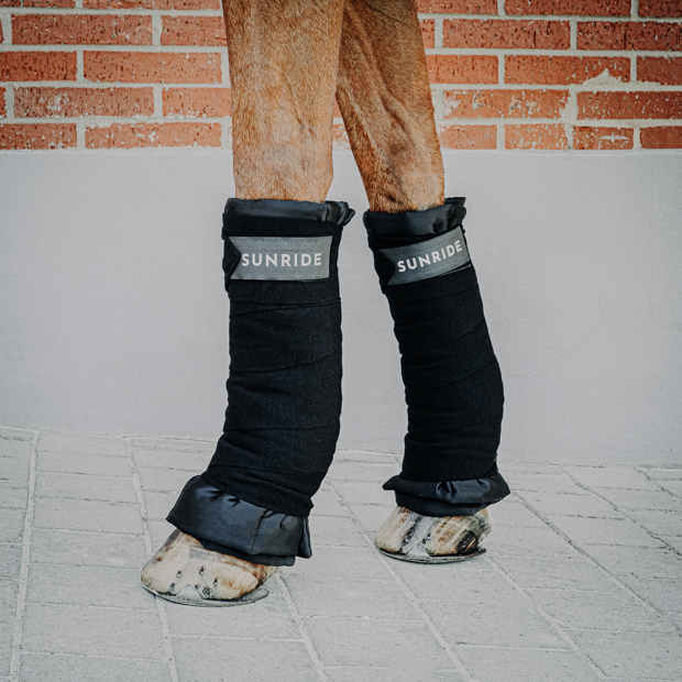 stallbandagen reflektierend schwarz zweier set am pferd schwarze stallbandagen mit reflektierendem sunride schriftzug im zweier set am pferd mit unterlagen