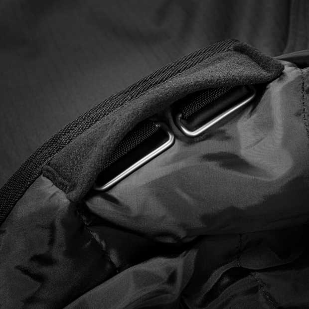 under rug connectors with padded cover of dublin black reflecting rain rug 50 grams filling detailed view on under rug connectors with padded cover of black rain rug dublin with 50 grams filling and reflecting elements by sunride