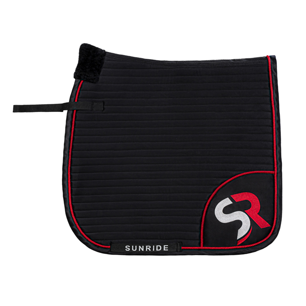 dressurschabracke in schwarz mit roter umrandung sowie rotem sr logo von sunride