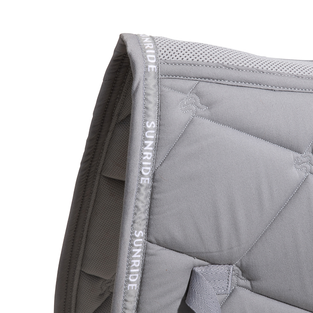 air mesh circulation on jumping saddle pad wellington line grey detailed view of spine air mesh circulation of grey wellington line jumping saddle pad with breathable air mesh spine by sunride