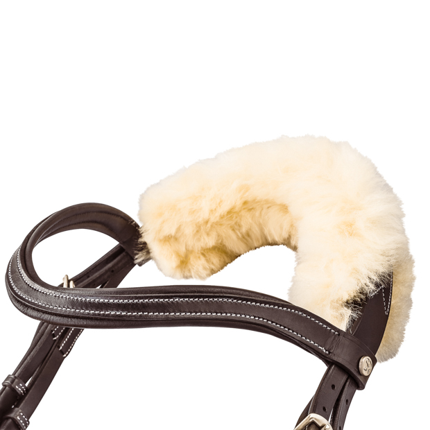 detailed view of padded and shaped neck part of brown swedish leather bridle oxford with golden mounting and fur padding including reins by sunride