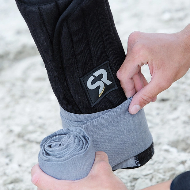 black bandaging pads with sr logo and velcro closure on horse