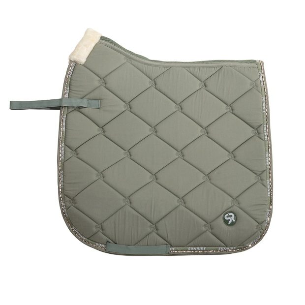 olive dressurschabracke wellington mit strasssteinen und polsterung dressurschabracke wellington olive umrandet mit strasssteinen sowie fellpolsterung am widerrist von sunride
