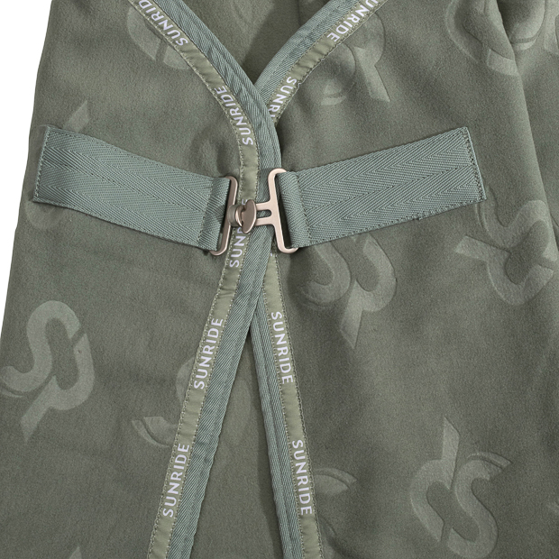 detailed view of front closure of olive cooler rug with removable belly straps wellington line by sunride