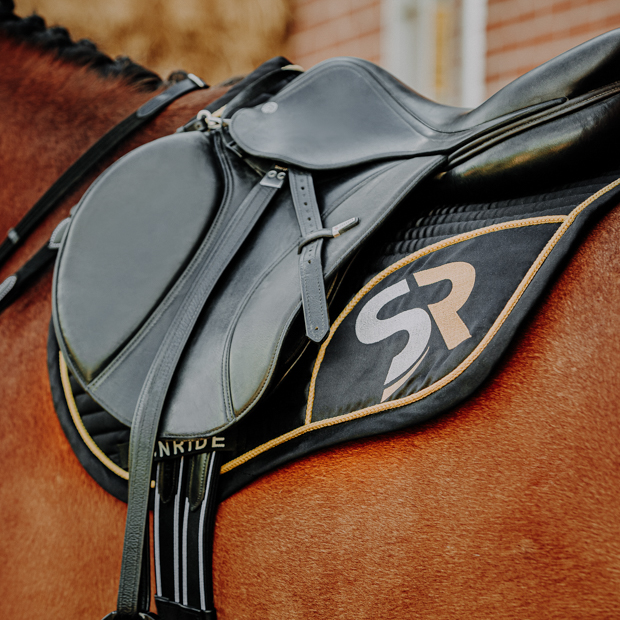 springschabracke exclusive line schwarz gold am pferd schwarz goldene springschabracke aus der exclusive line von sunride am pferd
