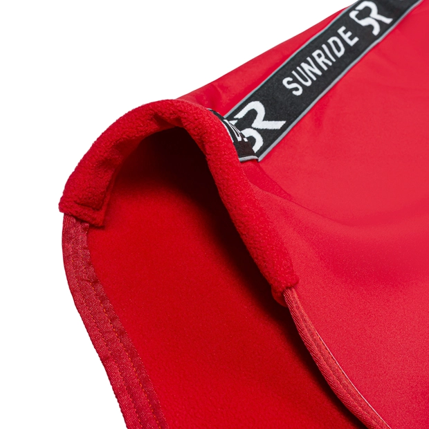 soft neck protection of softshell and fleece cooler rug boston exclusive line red red boston cooler rug made of softshell and fleece with detailed view on soft neck protection by sunride