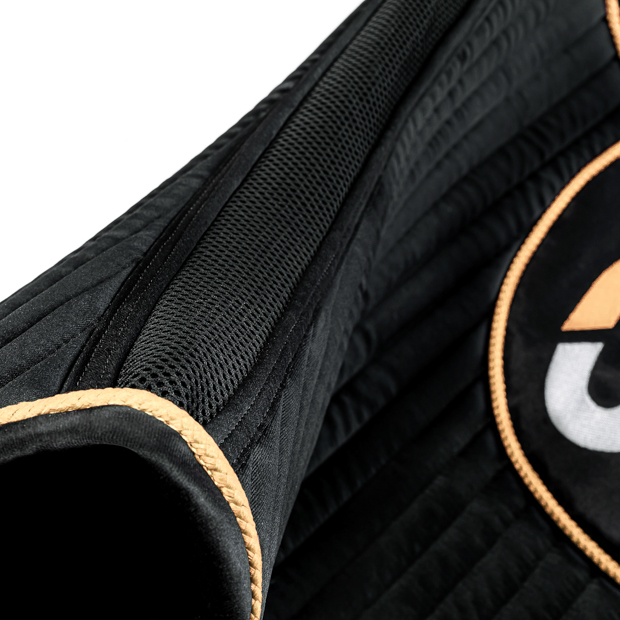atmungsaktive rueckenpartie springschabracke exclusive line schwarz gold atmungsaktive rueckenpartie bei der schwarz goldenen springschabracke aus der exclusive line von sunride