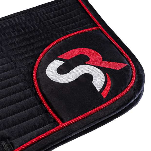 sr embroidery on jumping saddle pad sr line black red detailed view of sr embroidery on black red sr line jumping saddle pad with breathable air mesh spine by sunride