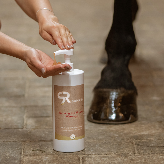 pre-workout warming gel in a 1 liter bottle by sunride on a horse leg