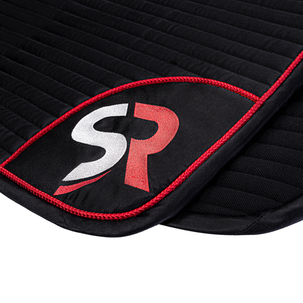 stickerei der dressurschabracke in schwarz mit roter umrandung sowie rotem sr logo von sunride