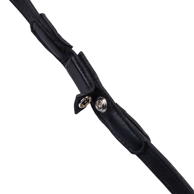 safety leather and rubber reins no panic in black with detailed view on opened safety push button