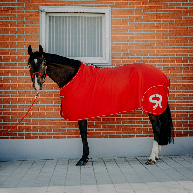 red boston cooler rug made of softshell and fleece with reflecting sr logo by sunride on a horse