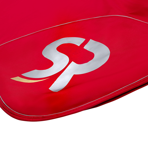 reflecting sr logo on softshell and fleece cooler rug boston exclusive line red red boston cooler rug made of softshell and fleece with detailed view on reflecting sr logo by sunride