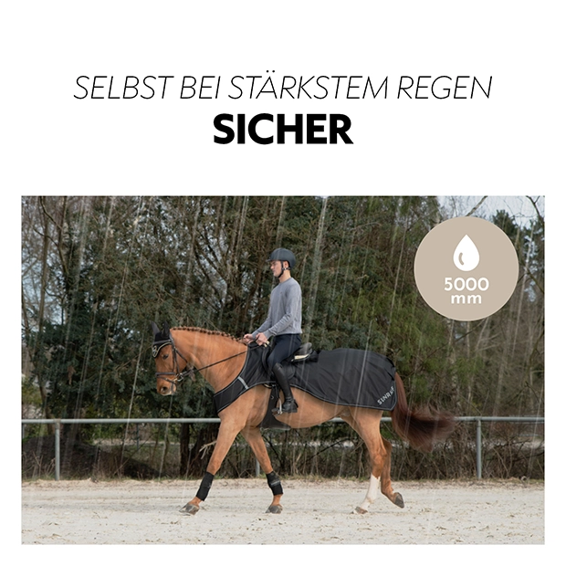 Reiter mit Pferd trägt wasserdichte Ausreitdecke Derby beim Reiten im Regen, 5000 mm Wassersäule schützt zuverlässig