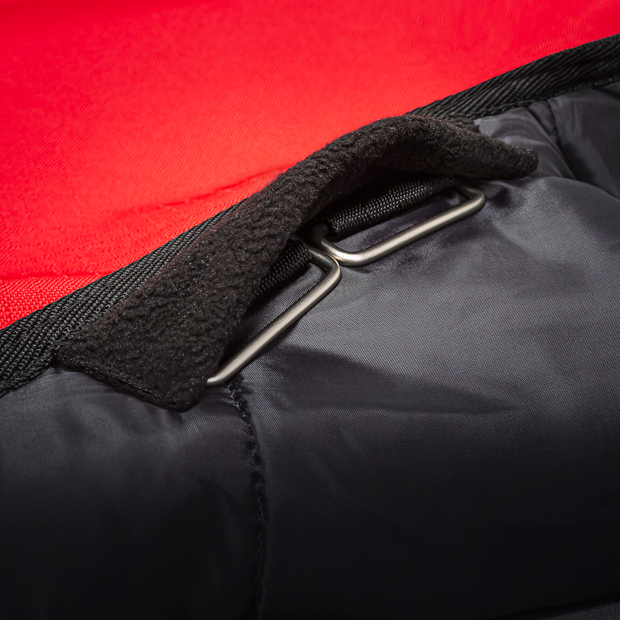 padded under rug connectiong of winter rug helsinki 250 grams red detailed view of padded under rug connetor rings of red helsinki winter rug with 250 grams filling and reflecting elements by sunride