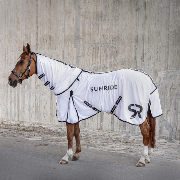 fliegendecke miami inklusive passendem halsteil in weiss von sunride am pferd 