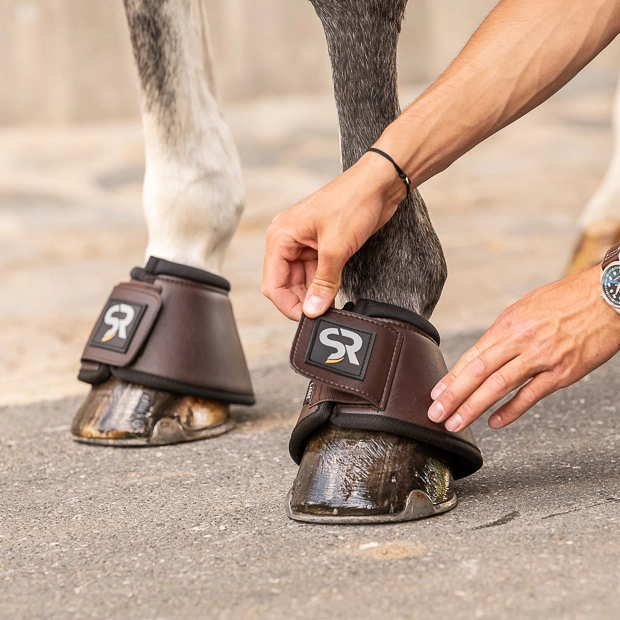braune hufglocken mit neoprenbezug auf der inneseite