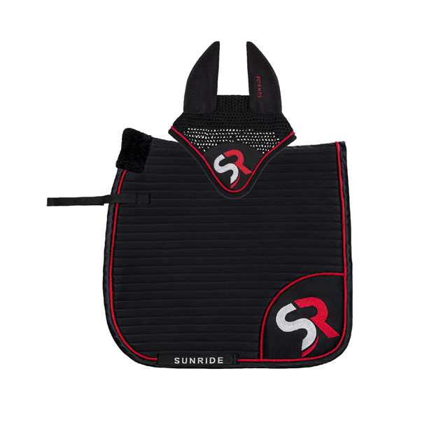 1 set aus dressurschabracke und passendem ohrnetz in schwarz rotem sr look