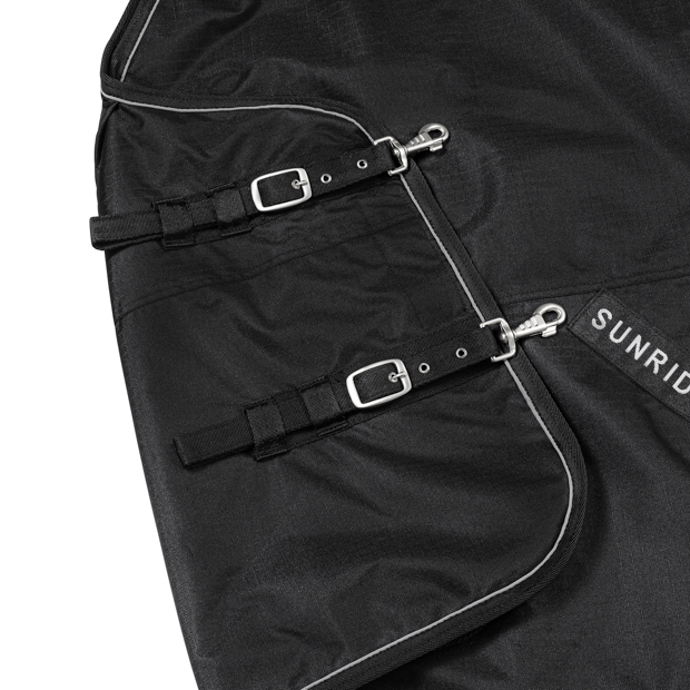 adjustable front closure of dublin black reflecting rain rug 50 grams filling detailed view on adjustable front closure of black rain rug dublin with 50 grams filling and reflecting elements by sunride