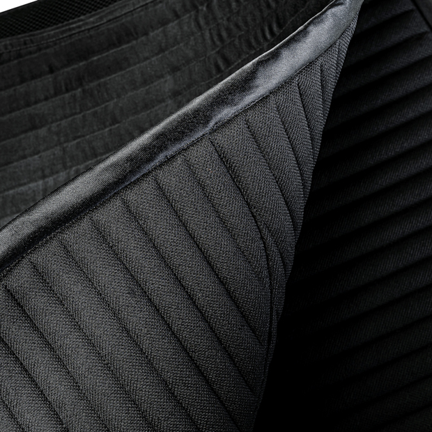 schwarz goldene dressurschabracke mit sr logo weiche innenseite der dressurschabracke in schwarz mit goldener umrandung sowie goldenem sr logo von sunride