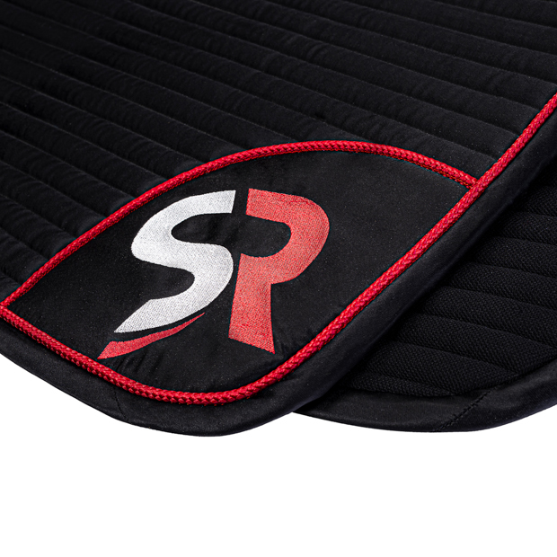 schwarz rote dressurschabracke mit sr logo stickerei der dressurschabracke in schwarz mit roter umrandung sowie rotem sr logo von sunride