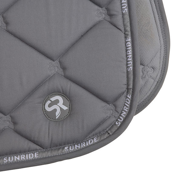 sr quilting and logo on jumping saddle pad wellington line grey detailed view of sr quilting and logo on grey wellington line jumping saddle pad with breathable air mesh spine by sunride