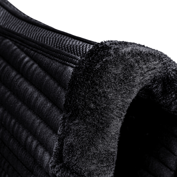 gepolsteter widerrist an der dressurschabracke in schwarz mit grauer umrandung sowie grauem sr logo von sunride