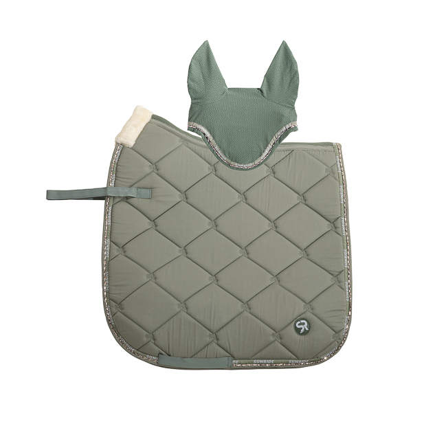 olives set aus dressurschabracke wellington sowie ohrnetz set aus dressurschabracke wellington olive umrandet mit strasssteinen sowie fellpolsterung am widerrist sowie dem passenden ohrnetz mit strasssteinen von sunride