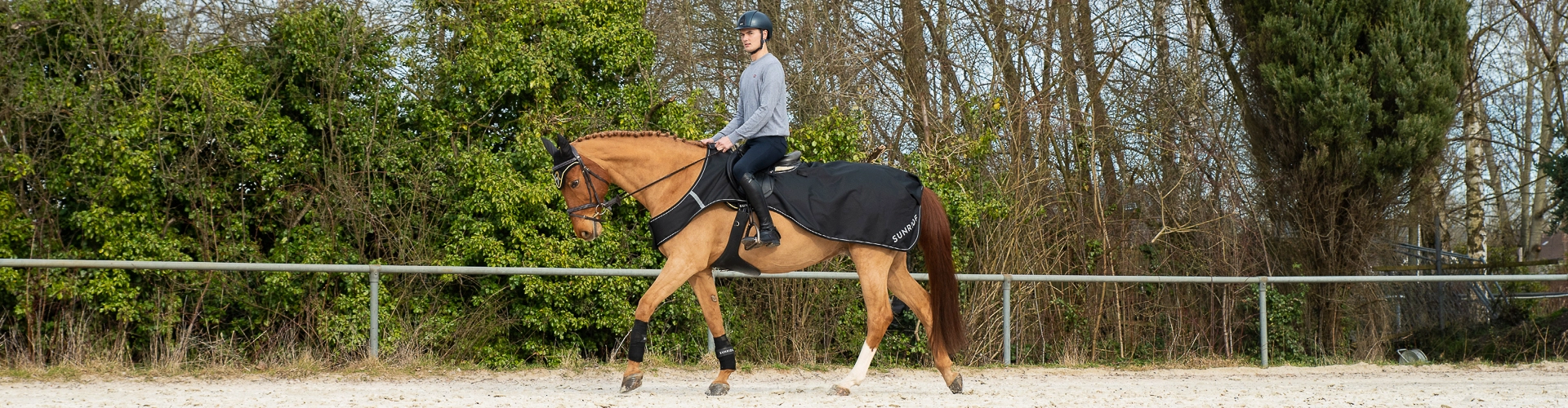 Wasserdichte Ausreitdecke 0g Derby Ein Pferd und Reiter mit der Wasserdichte Ausreitdecke Derby auf dem Ausenplatz