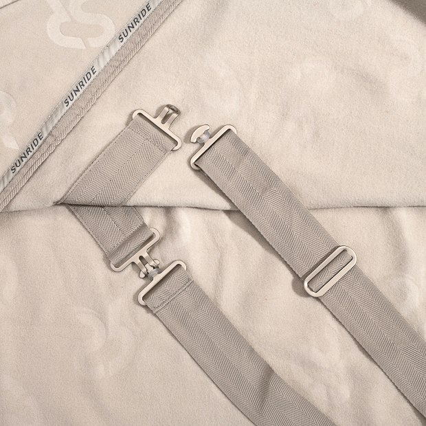 abnehmbare bauchgurte auf der innenseite der abschwitzdecke wellington beige von sunride abschwitzdecke wellington beige mit abnehmbaren bauchgurten auf der innenseite