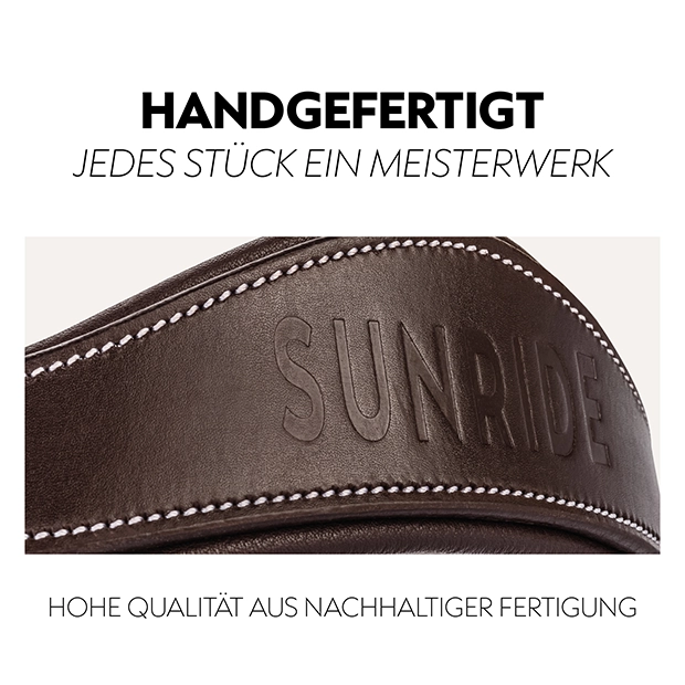 Nahaufnahme einer handgefertigten Trense mit eingeprägtem Schriftzug und feiner Naht, die in einem eleganten Braunton gehalten ist.