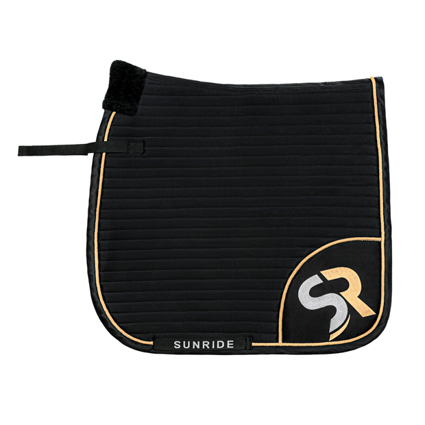 dressurschabracke in schwarz mit goldener umrandung sowie goldenem sr logo von sunride