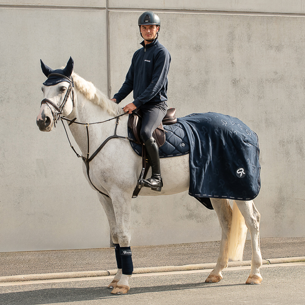 abschwitzdecke wellington blau auf dem pferd sowie der passenden fliegenhaube und satteldecke beim reiten