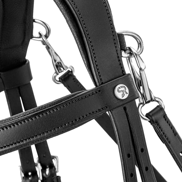 detailed view of easy click throat lash connection of english combined leather easy clip bridle berlin black with silver mounting including reins