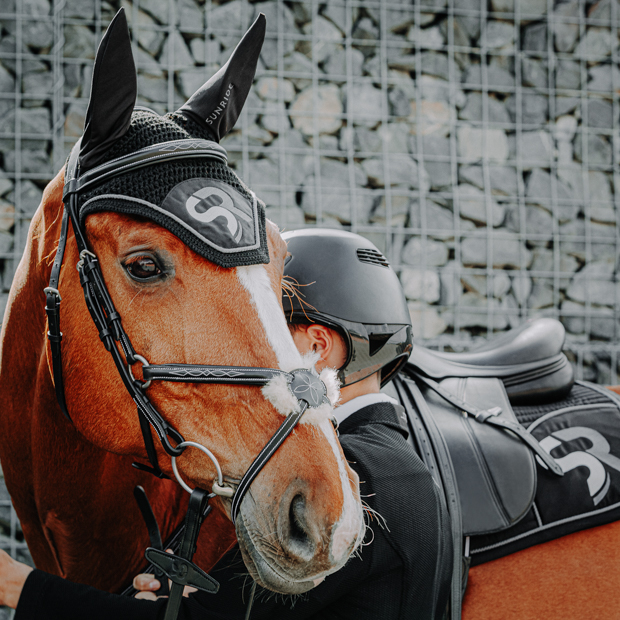 schwarze mexikanische trense acapulco mit silberfarbenen beschlaegen von sunride am pferd mit reiter in sr ausstattung