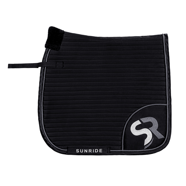 dressurschabracke in schwarz mit grauer umrandung sowie grauem sr logo von sunride