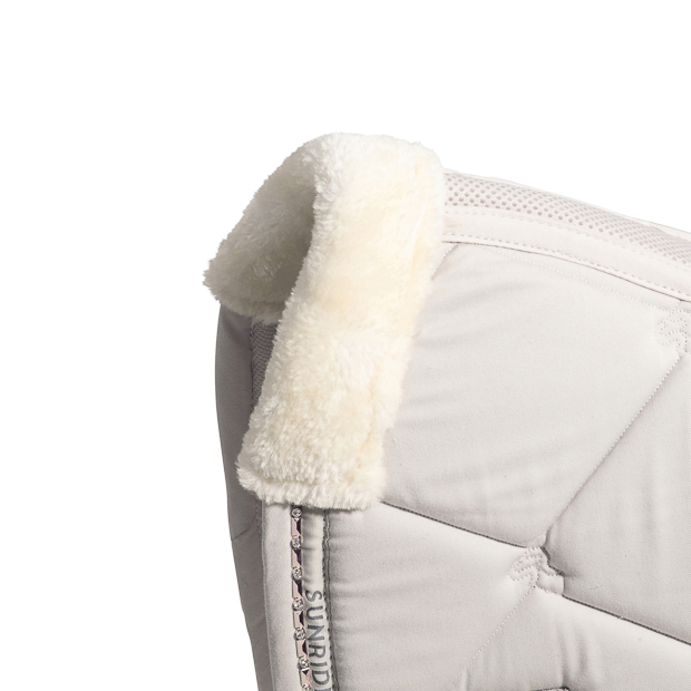 fur of dressage saddle pad wellington beige with gemstones, breathable spine and padded withers detailed view of fur of breathable dressage saddle pad wellington beige with gemstones and fur on withers