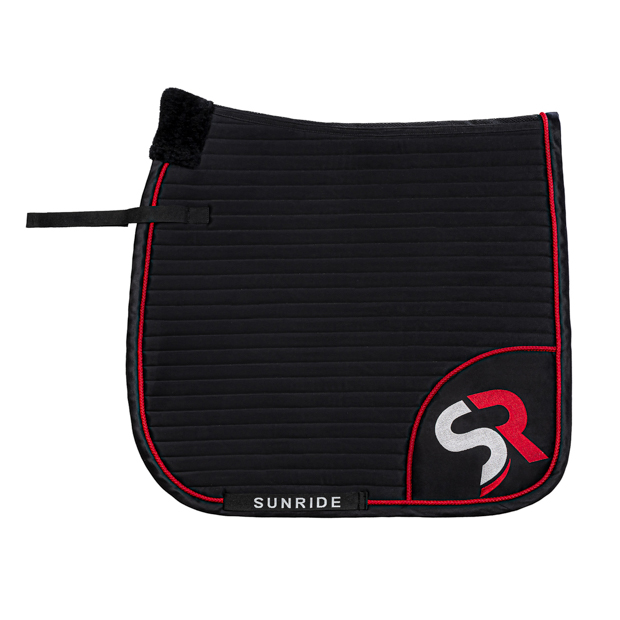 schwarz rote dressurschabracke mit sr logo dressurschabracke in schwarz mit roter umrandung sowie rotem sr logo von sunride