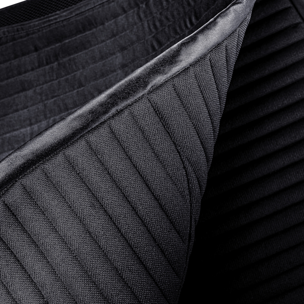 weiche innenseite an der dressurschabracke in schwarz mit grauer umrandung sowie grauem sr logo von sunride
